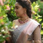 Smruthi Venkat Instagram - *A Whimsical Beauty* Moon dust & rose gold the colour of her saree... With jewels that shine like the cosmos... Her eyes glimmer like stars in the night sky... She's an angel from the heavens... Enjoy our latest creation of a handloom designer kanjivaram styled perfectly by an amazing team. A project by : @pattushastra Actress : @smruthivenkatofficial Photography : @anitakamaraj MUA : @artistrybyshanu Designer blouse : @swaadh Accessories : @mspinkpantherjewel Location : @avmgardens #pattushastra #kancheepuram #silksarees #boutiquecollection #sareelovers #latestarrival #bridesofinstagram #bridesessentials #designersarees #sixyards #southindianbride #tiethethali #silkvesti #bridalwear #malaysianindian #fashionista #traditionalbride #bridesmaid #koorai #tamilbride #southindianwedding #puresilksaree #indianwedding #handloomsarees #boutiquecollections #fashionstyle #kollywoodactress #chennai AVM Gardens