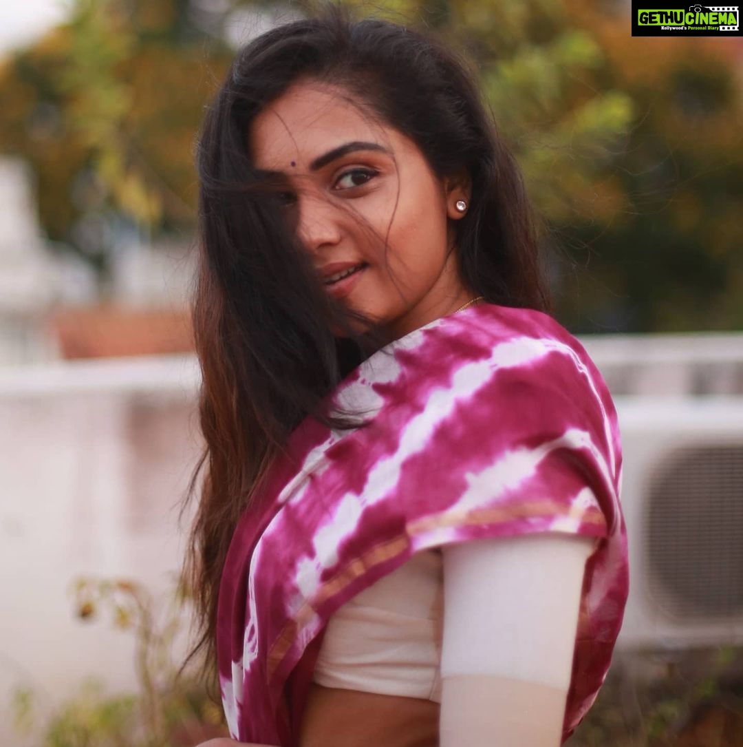 Smruthi Venkat Instagram - Terrace shoot ✨ #sareelove 💜 Pc @martindon