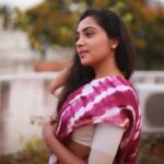 Smruthi Venkat Instagram - Terrace shoot ✨ #sareelove 💜 Pc @martindon