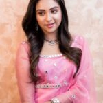 Smruthi Venkat Instagram - ✨ #pinkpinkpink Wardrobe @yoshnasbyela Jewellery @bcos_its_silver H&m @reenapaiva Pc @camerasenthil ❤️