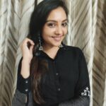 Smruthi Venkat Instagram - From yesterday 's online make up tutorial with @lakshmakeover_ Thanks a lot for the makeup lessons 😘 And thanks everyone for watching my live session and supporting me ❤️