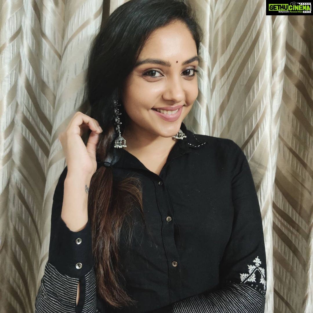 Smruthi Venkat Instagram - From yesterday 's online make up tutorial with @lakshmakeover_ Thanks a lot for the makeup lessons 😘 And thanks everyone for watching my live session and supporting me ❤️