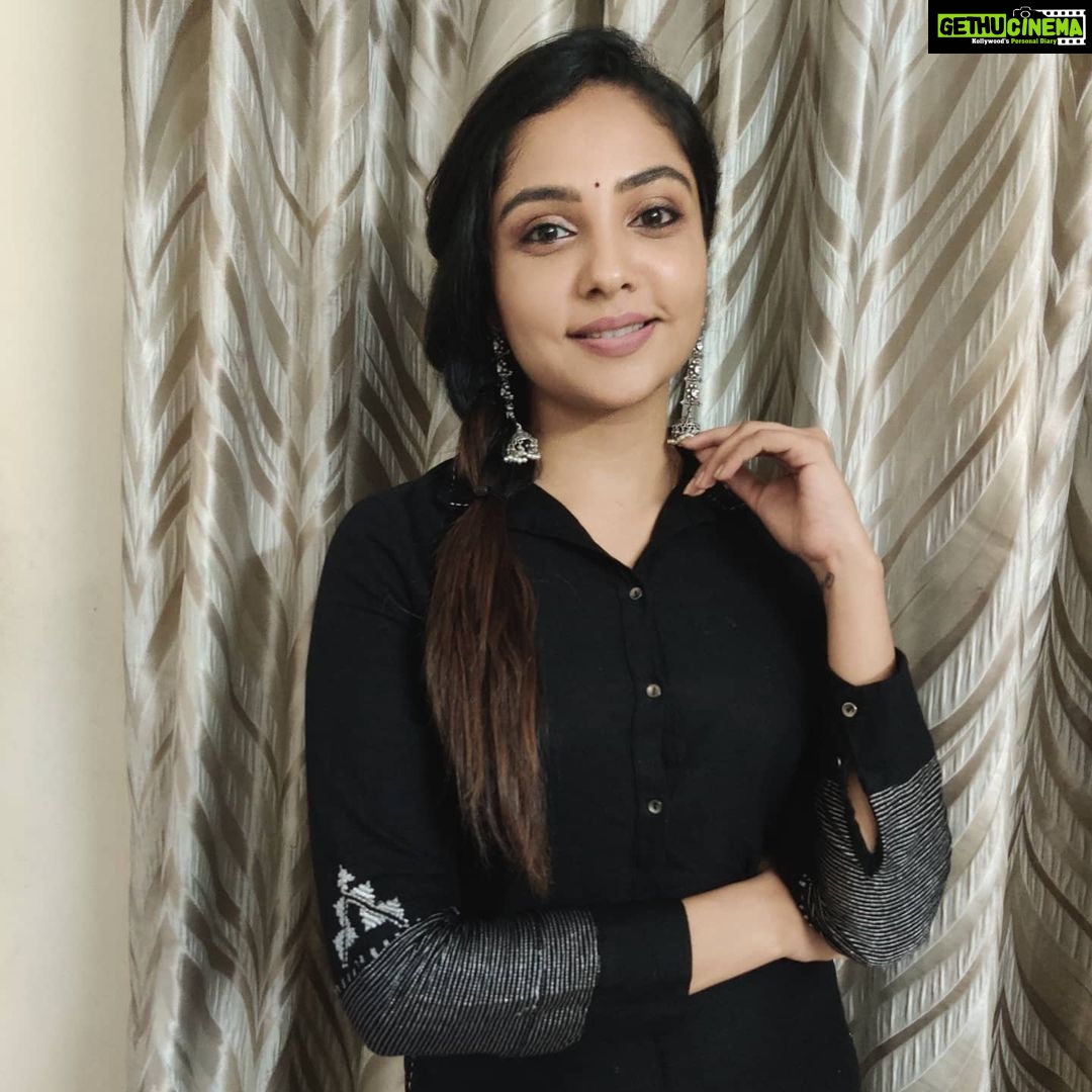Smruthi Venkat Instagram - From yesterday 's online make up tutorial with @lakshmakeover_ Thanks a lot for the makeup lessons 😘 And thanks everyone for watching my live session and supporting me ❤️