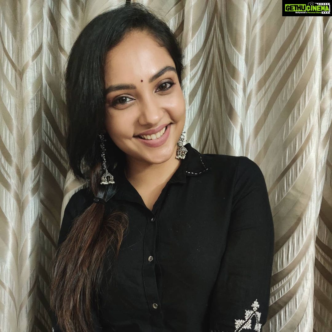 Smruthi Venkat Instagram - From yesterday 's online make up tutorial with @lakshmakeover_ Thanks a lot for the makeup lessons 😘 And thanks everyone for watching my live session and supporting me ❤️