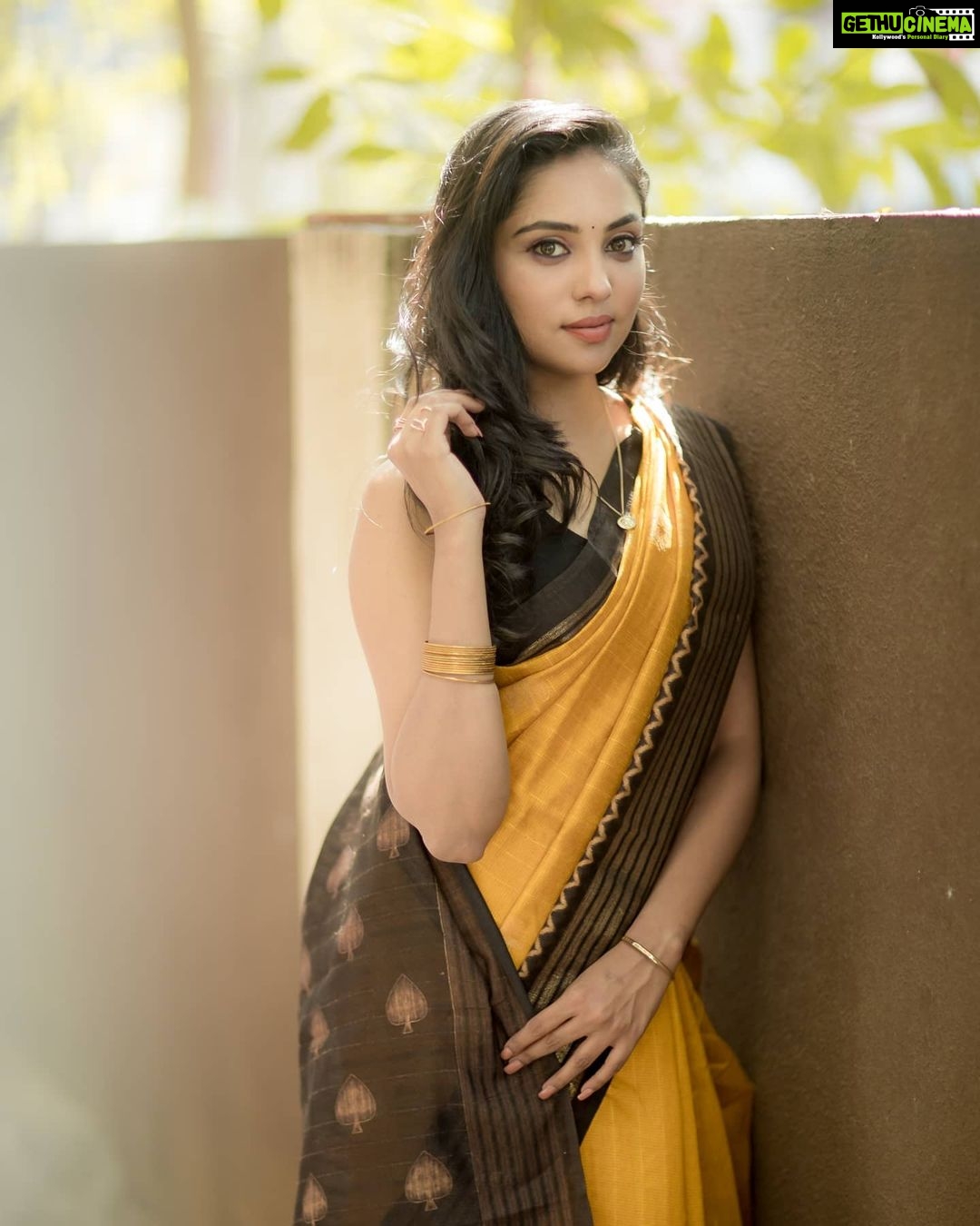 Smruthi Venkat Instagram - Throw back to my recent fav shoot Pc @camerasenthil 💛 H&m @makeupandhairbyrehana ❤️ #tb #sareelove #saree #traditional #blackandyellow #simplesaree #simpleisbest #sareeswag #sareegram