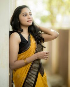 Smruthi Venkat Instagram - Throw back to my recent fav shoot Pc @camerasenthil 💛 H&m @makeupandhairbyrehana ❤️ #tb #sareelove #saree #traditional #blackandyellow #simplesaree #simpleisbest #sareeswag #sareegram