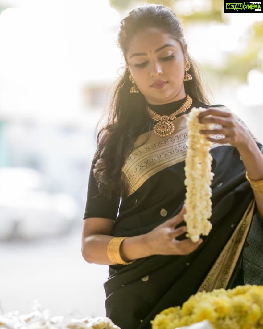 Smruthi Venkat Instagram - #mallipoo 🖤 Pc @photonimage_by_daran @jenson_16 H&m @renuka_mua