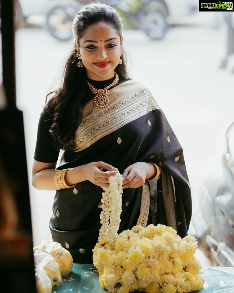 Smruthi Venkat Instagram - #mallipoo 🖤 Pc @photonimage_by_daran @jenson_16 H&m @renuka_mua