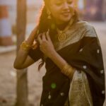 Smruthi Venkat Instagram - #candid #blacksaree 🖤 Pc @photonimage_by_daran @jenson_16 H&m @renuka_mua