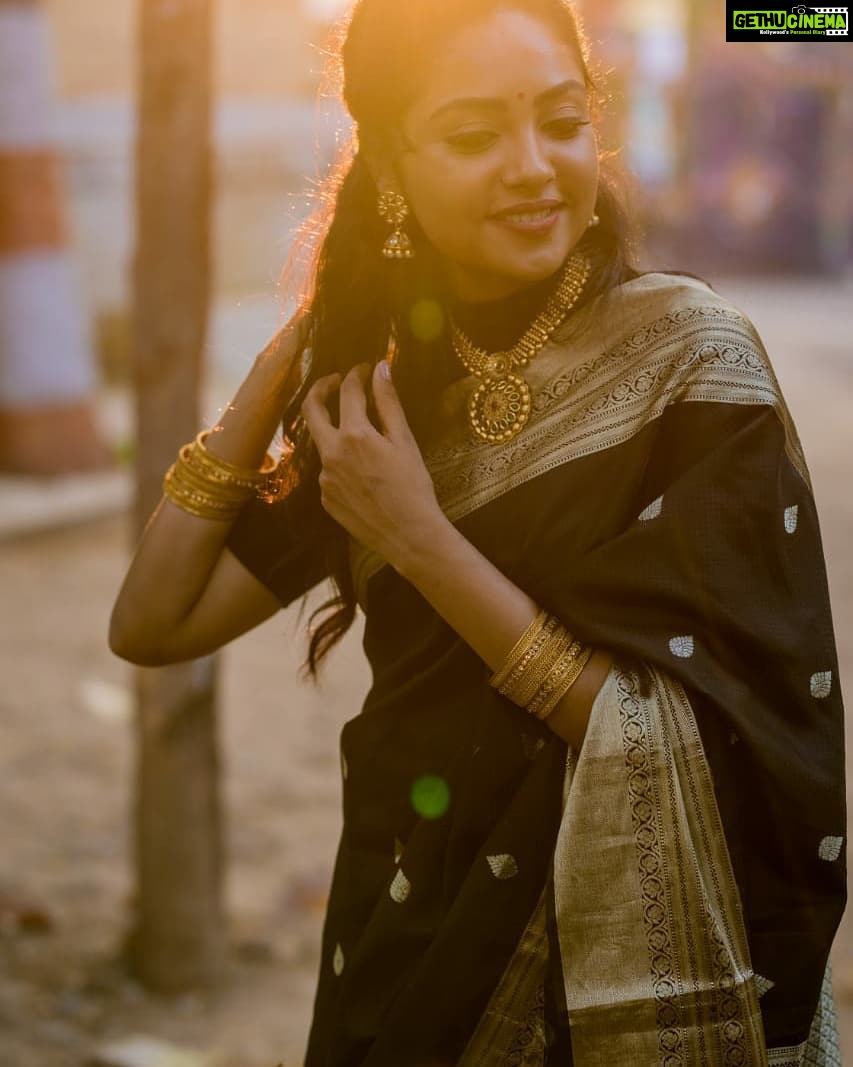 Smruthi Venkat Instagram - #candid #blacksaree 🖤 Pc @photonimage_by_daran @jenson_16 H&m @renuka_mua