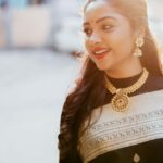 Smruthi Venkat Instagram - #candid #blacksaree 🖤 Pc @photonimage_by_daran @jenson_16 H&m @renuka_mua