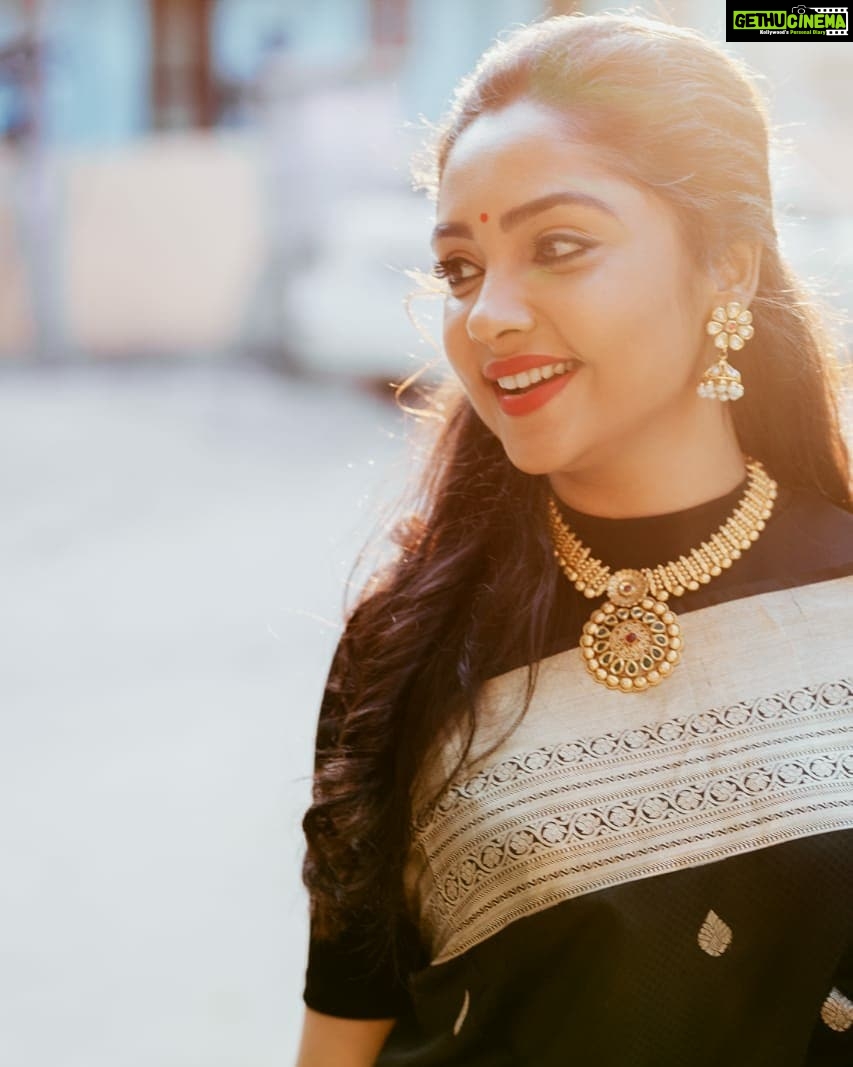 Smruthi Venkat Instagram - #candid #blacksaree 🖤 Pc @photonimage_by_daran @jenson_16 H&m @renuka_mua