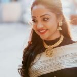 Smruthi Venkat Instagram - #candid #blacksaree 🖤 Pc @photonimage_by_daran @jenson_16 H&m @renuka_mua