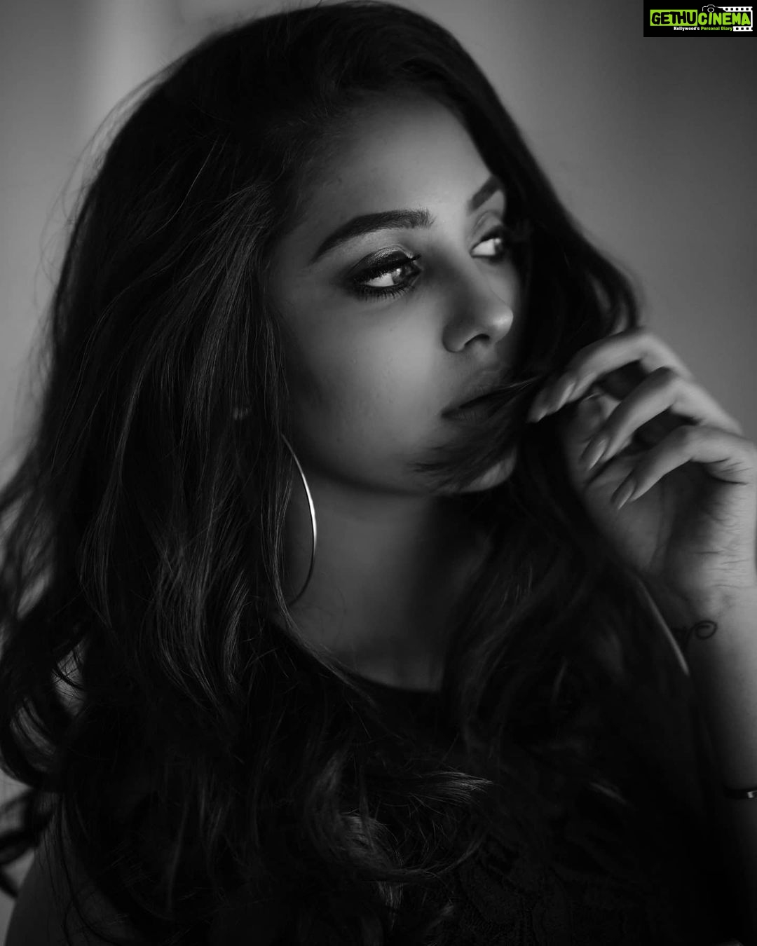 Smruthi Venkat Instagram - #bw Pc @anitakamaraj @rahulravindran H&m @reenapaiva