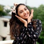 Smruthi Venkat Instagram - Hi guys!!! have a happy week ahead✨ P.S. I stole my niece’s hairband 😋🙈 📸 @mithunksairam