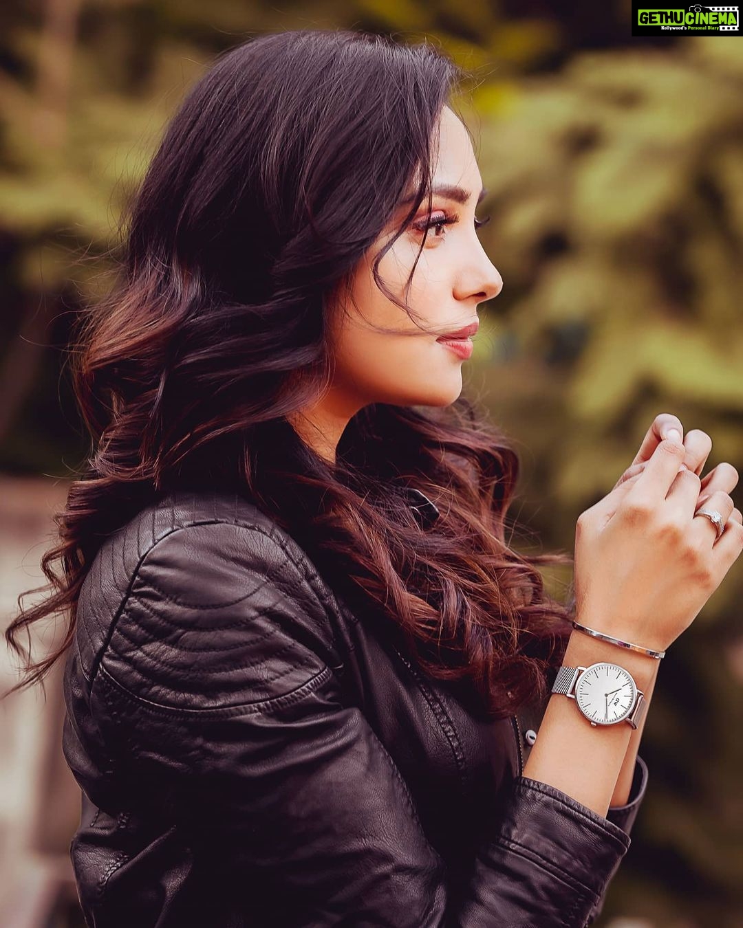 Smruthi Venkat Instagram - Love for big dials ❤️ Use my code "DWXSMRUTHI" and get additional 15% off on the websitedanielwellington.com #danielwellington Pc @sathyasekar_ H&M @bbluntchennai