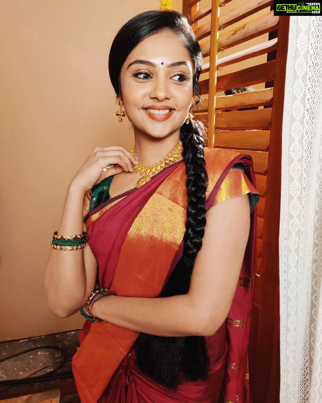 Smruthi Venkat Instagram - #redandgreen #saree 💚❤️