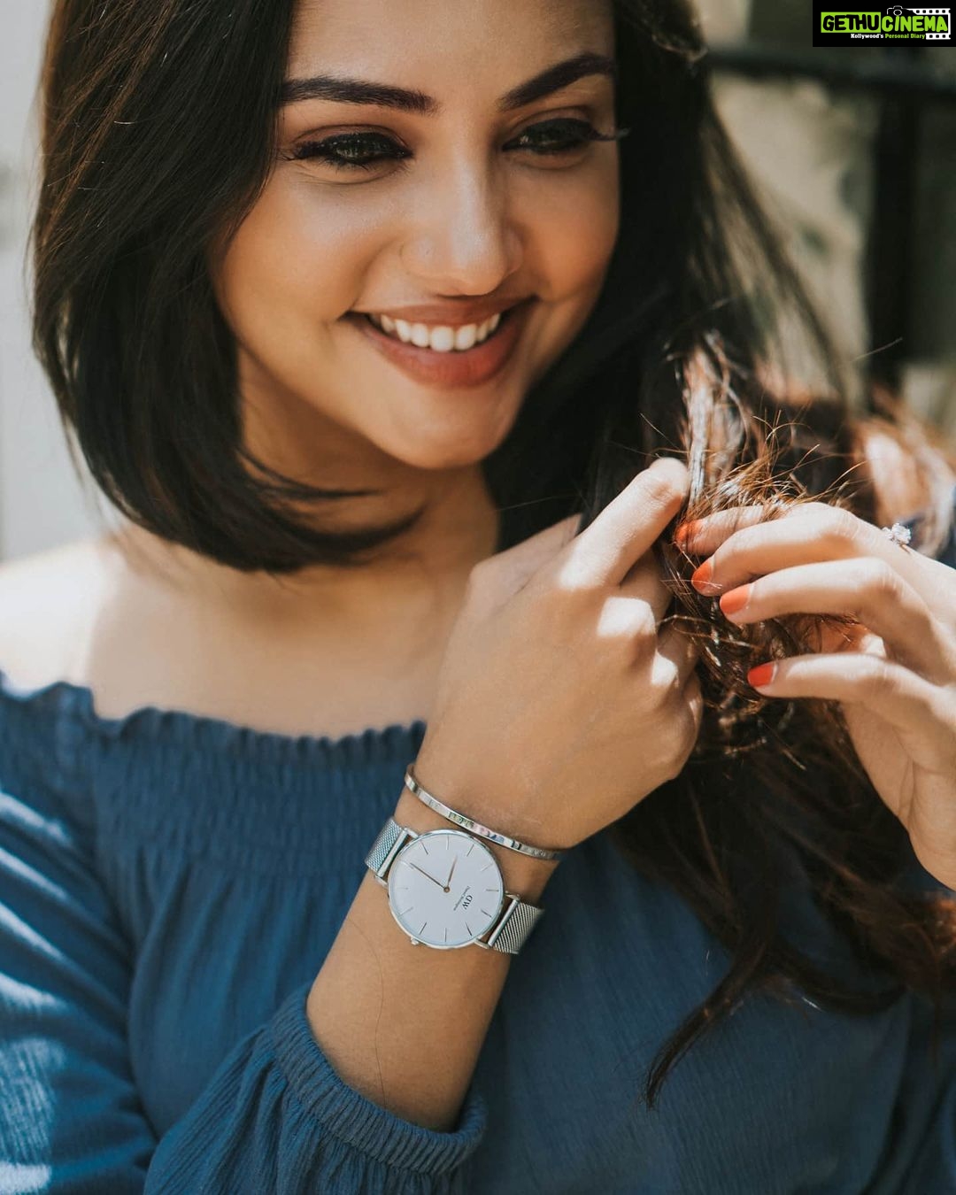Smruthi Venkat Instagram - Add to cart kinda day with @danielwellington . In love with this bigger dial 36 mm unisex mesh watch. Plus, use my code DWXSMRUTHI to get an additional 15% off on the DW website or stores. #danielwellington PC @rahulravindran H&M @makeupandhairbyrehana