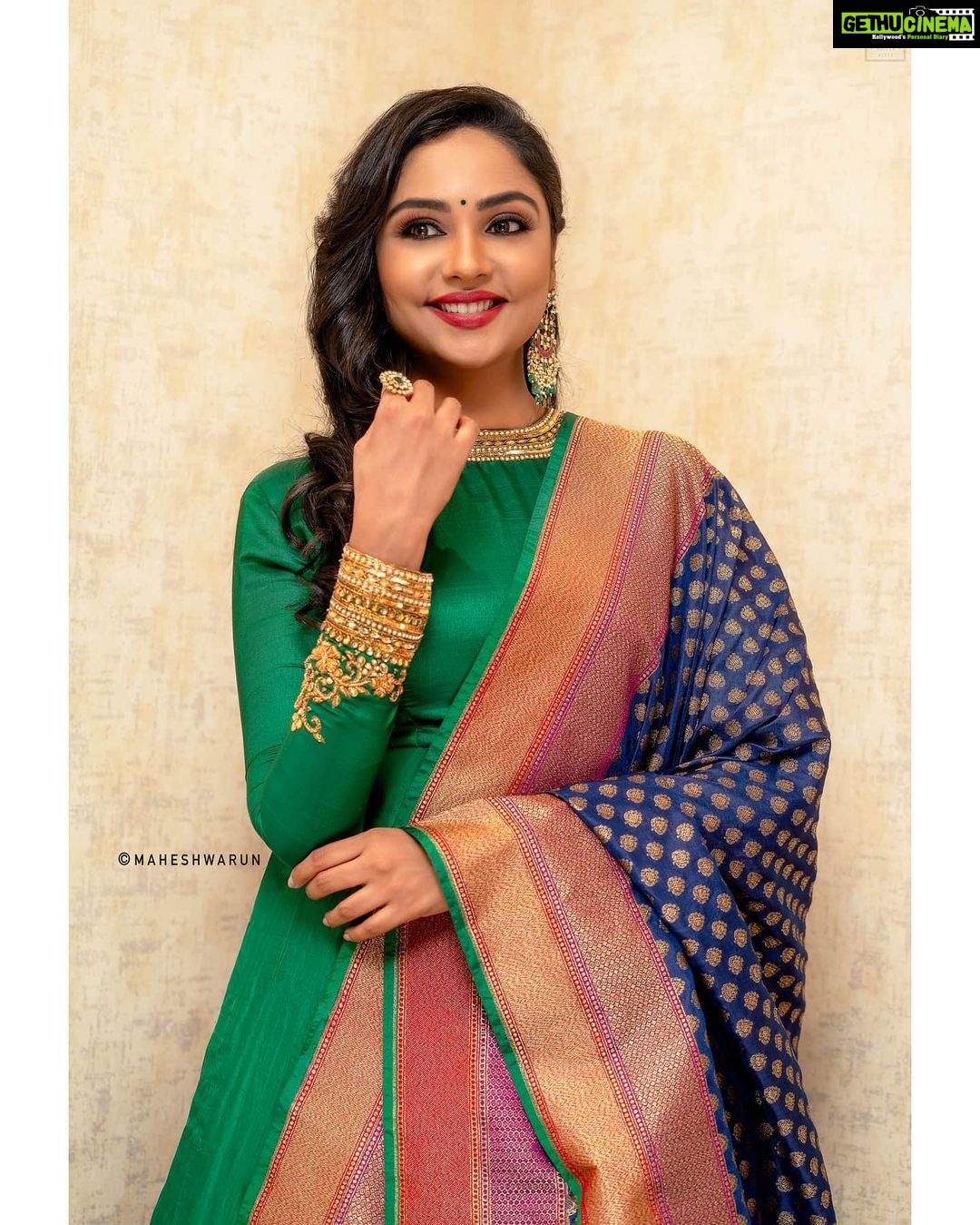 Smruthi Venkat Instagram - Wearing @anjushankarofficial ❤️ for studio one star icon annual awards. Totally loved it 😍 PC @maheshwarun.photography H&M @pushplatahairandmakeup 😘