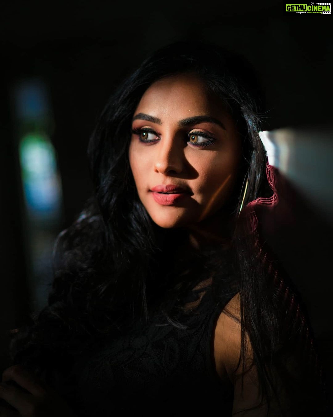 Smruthi Venkat Instagram - #black PC @anitakamaraj @rahulravindran H&M @reenapaiva