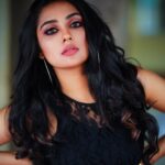 Smruthi Venkat Instagram - #black PC @anitakamaraj @rahulravindran h&m @reenapaiva 🖤