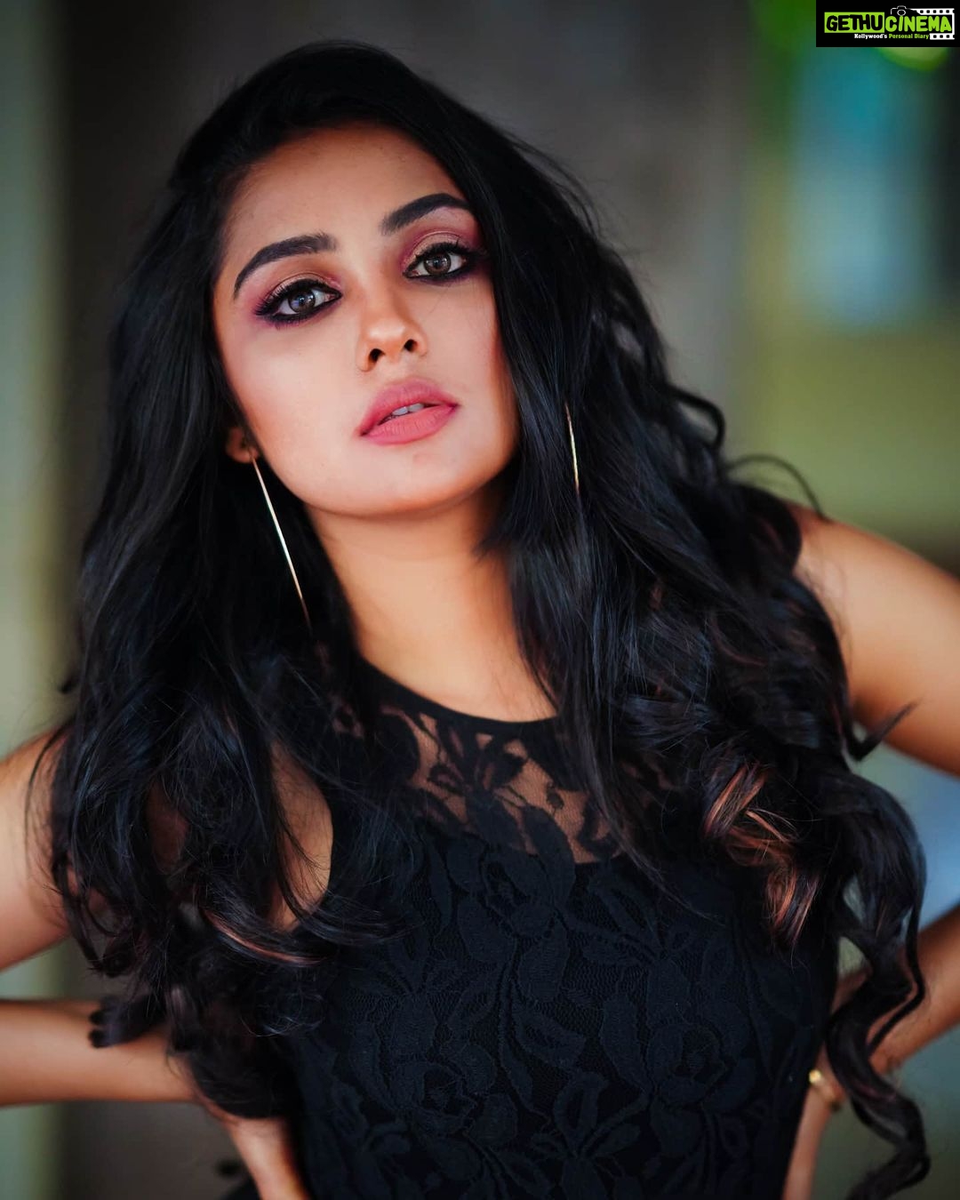 Smruthi Venkat Instagram - #black PC @anitakamaraj @rahulravindran h&m @reenapaiva 🖤