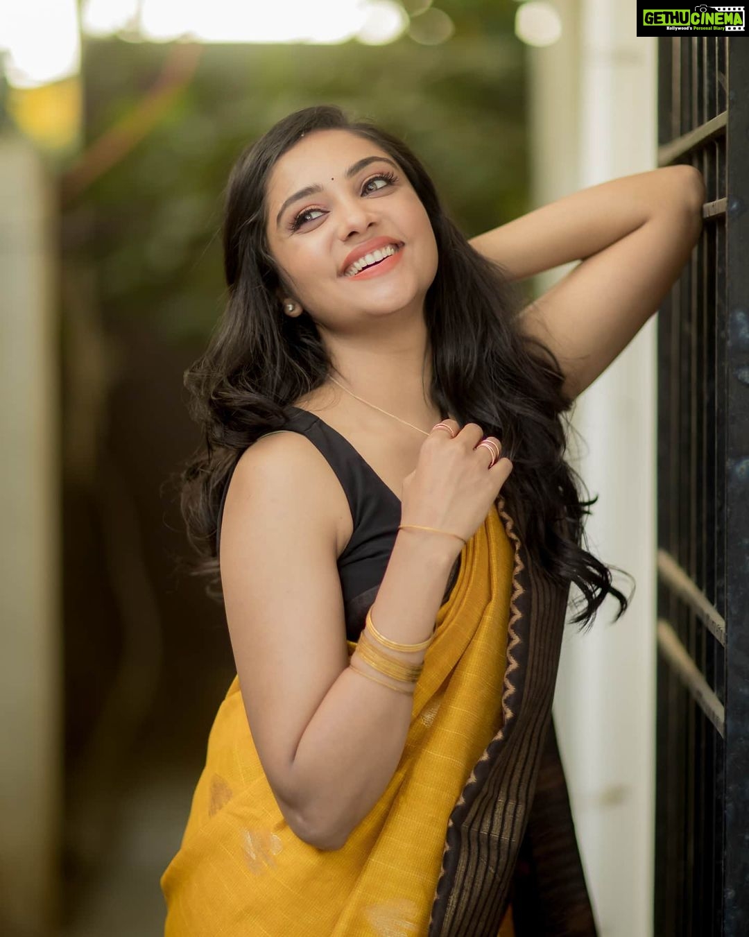 Smruthi Venkat Instagram - Spread laughter it's contagious ✨ PC @camerasenthil H&M @makeupandhairbyrehana