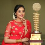 Smruthi Venkat Instagram - My first ever award 🙏🏻 #thadam #bestdebut #grateful #blessed Thanks for all the love and support ❤️ Mua @radha_makeup_artist Wardrobe @yoshnasbyela Hairstyle @saisubha_hairstylist @dollupmakeover_artistry PC @arunprasath_photography