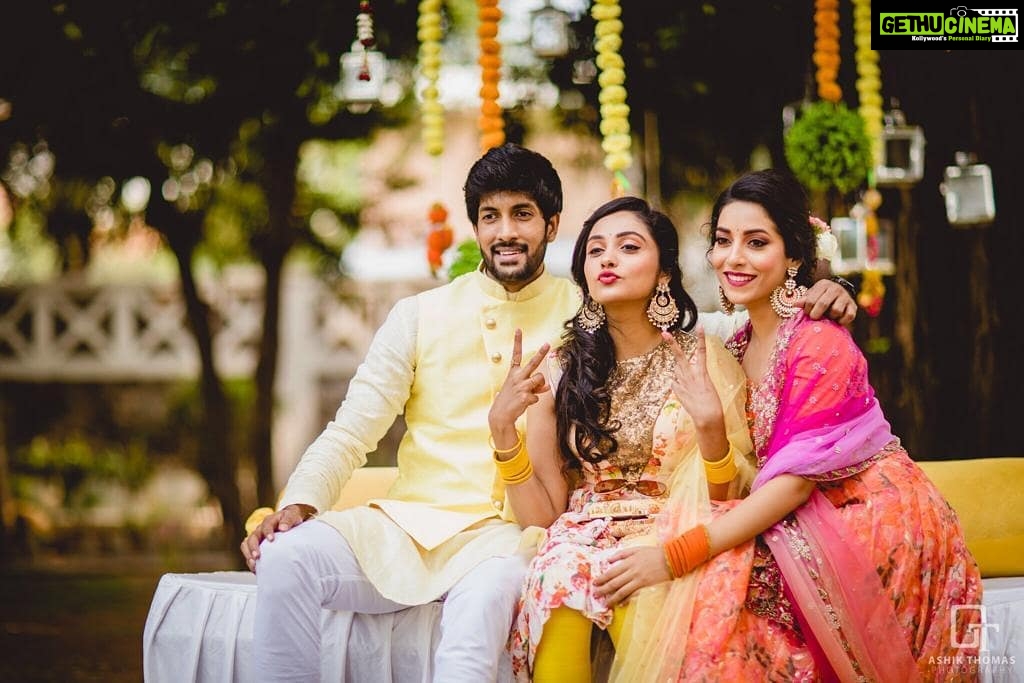 Smruthi Venkat Instagram - Happy happy anniversary to my most favorite couple ❤️ love you guys to the moon and back 😍 PS. I promise to third wheel forever 😋✨