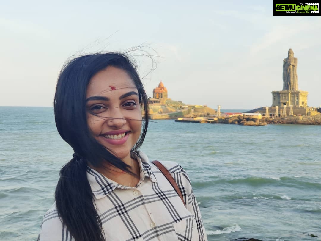 Smruthi Venkat Instagram - When in kanyakumari ✨😍 Kanniyakumari India