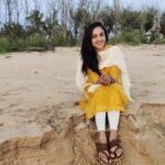Smruthi Venkat Instagram - Beach days are the best days ✨💛 #beach #bluesky #beachlife #beauty #naturelovers #skyhigh #happyhigh ✨