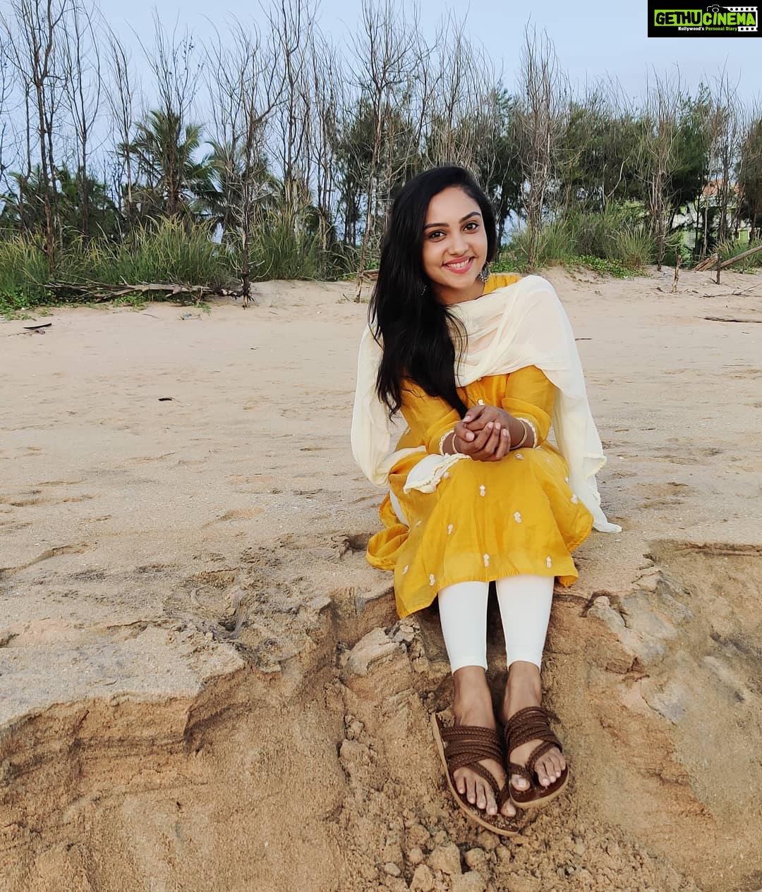 Smruthi Venkat Instagram - Beach days are the best days ✨💛 #beach #bluesky #beachlife #beauty #naturelovers #skyhigh #happyhigh ✨