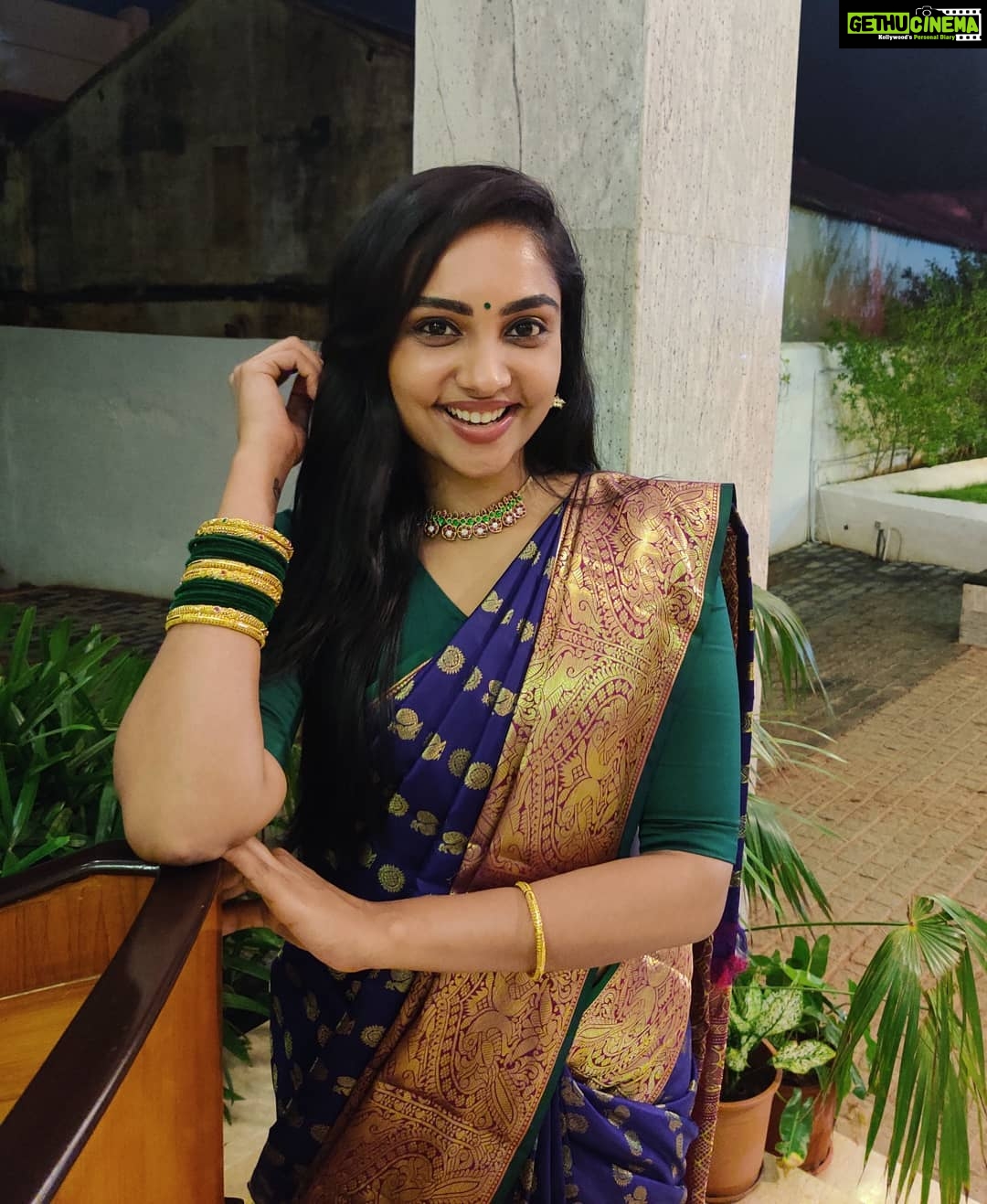 Smruthi Venkat Instagram - Saree love forever✨ #saree #dressup #weddings #sareelove #traditional #blueandgreen 💚💙