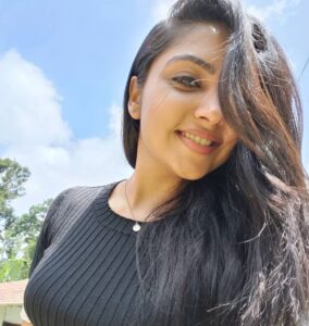 Smruthi Venkat Instagram - Love is in the air✨ #happyhigh #bluesky #nofilter #happysmile ✨ Coorg