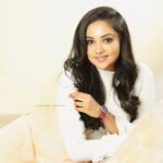 Smruthi Venkat Instagram - It’s time to take care of the number 1 person in your life, YOU! Treat yourself with any @danielwellington watches and accessories and get a 11% off. Plus, you can use my code "SMRUTHI15" to get an extra 15% off. Offer valid till 11th November only #danielwellington #dwindia PC @deepak_durai_photography 💚 H&m @lakshmakeover_ ❤️