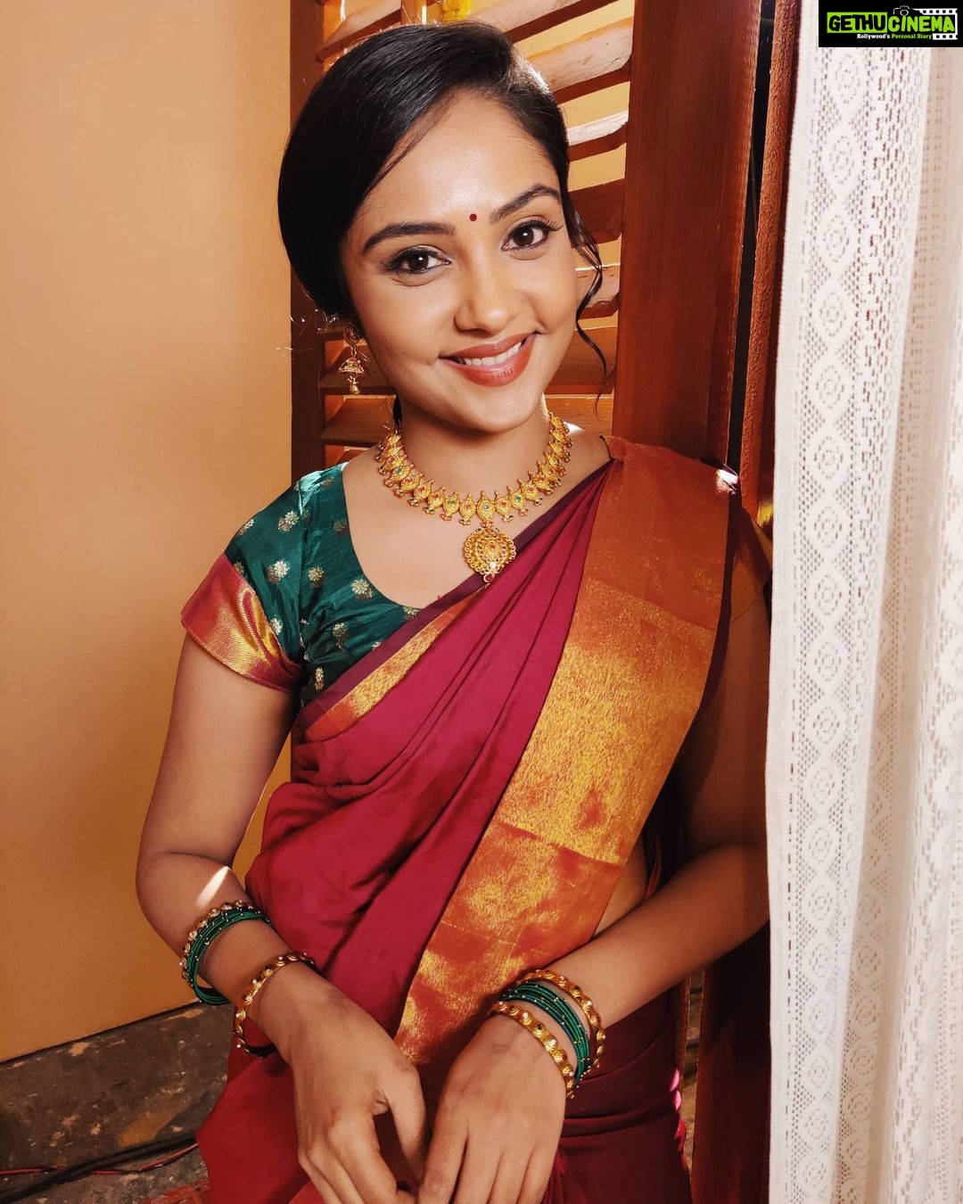 Smruthi Venkat Instagram - #redandgreen #saree 💚❤️