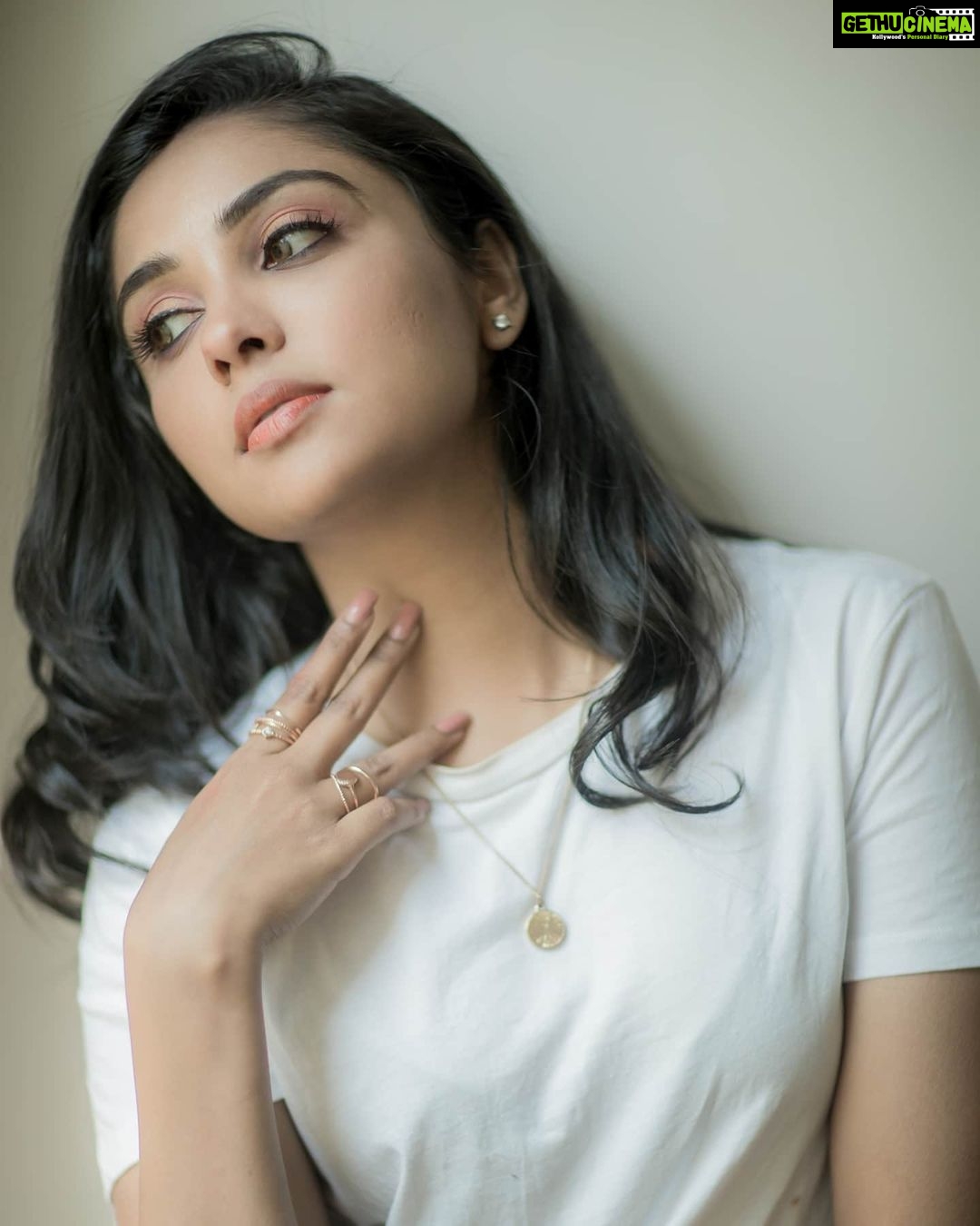 Smruthi Venkat Instagram - #white PC @camerasenthil H&M @makeupandhairbyrehana