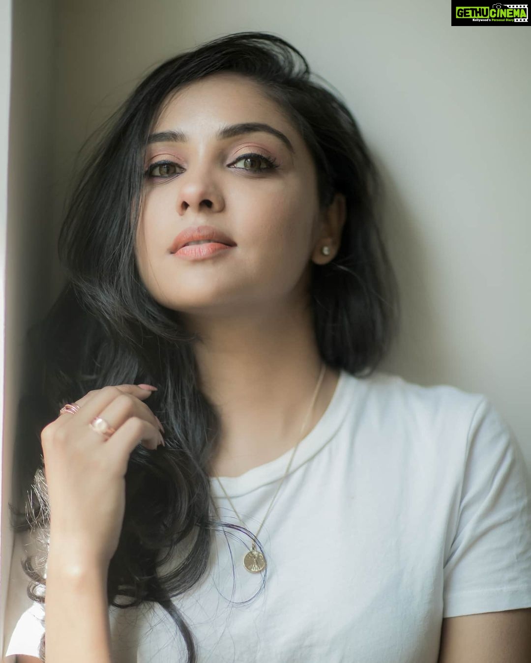 Smruthi Venkat Instagram - #white PC @camerasenthil H&M @makeupandhairbyrehana