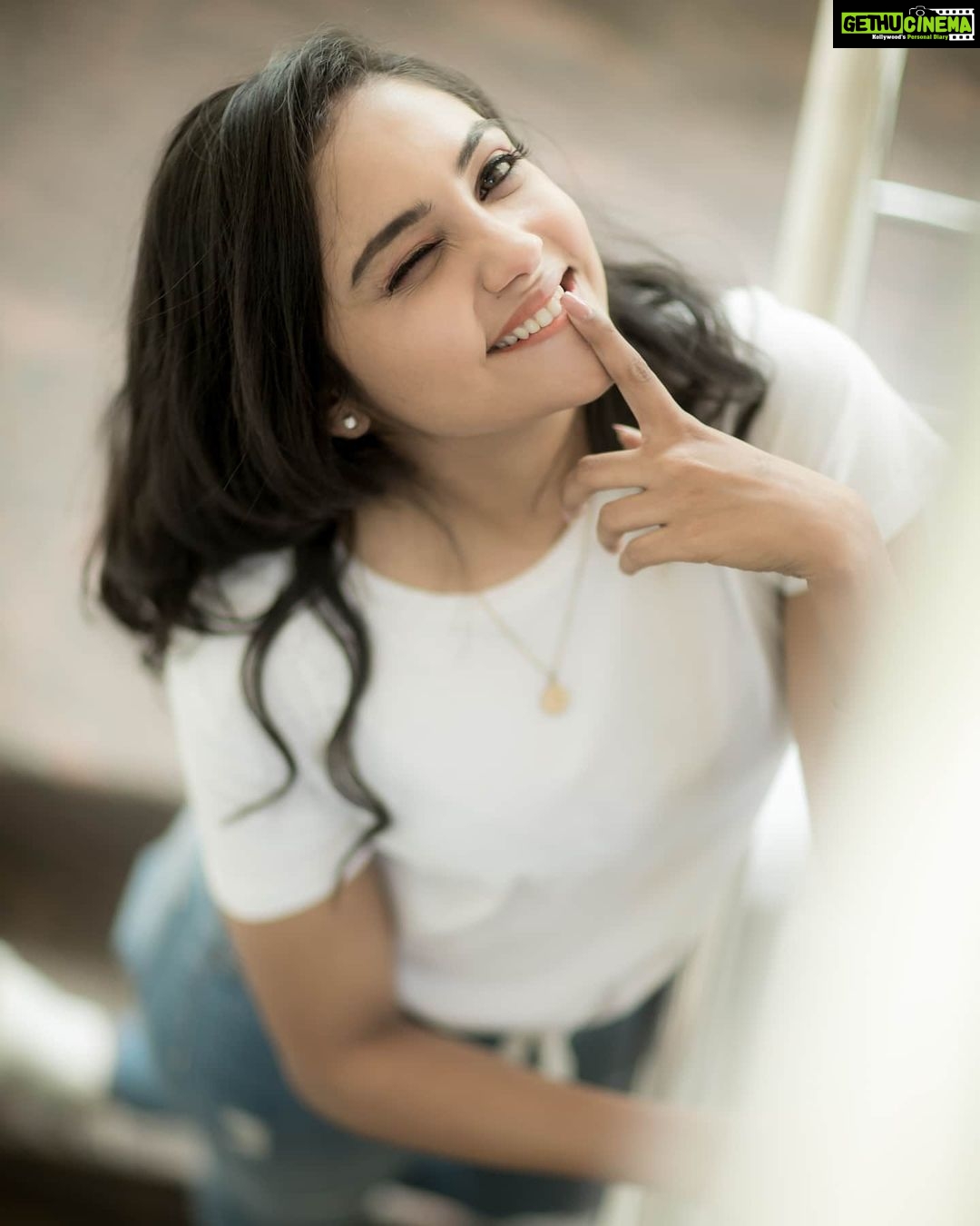 Smruthi Venkat Instagram - #happyhigh #white PC @camerasenthil H&m @makeupandhairbyrehana