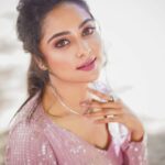 Smruthi Venkat Instagram - ✨ Wardrobe @yoshnasbyela H&M @reenapaiva Jewellery @bcos_its_silver Photography @anitakamaraj @rahulravindran