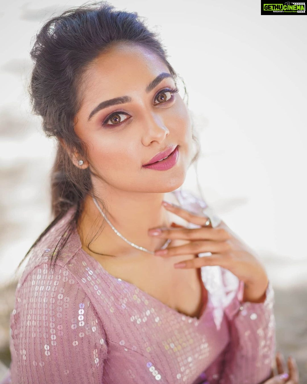 Smruthi Venkat Instagram - ✨ Wardrobe @yoshnasbyela H&M @reenapaiva Jewellery @bcos_its_silver Photography @anitakamaraj @rahulravindran