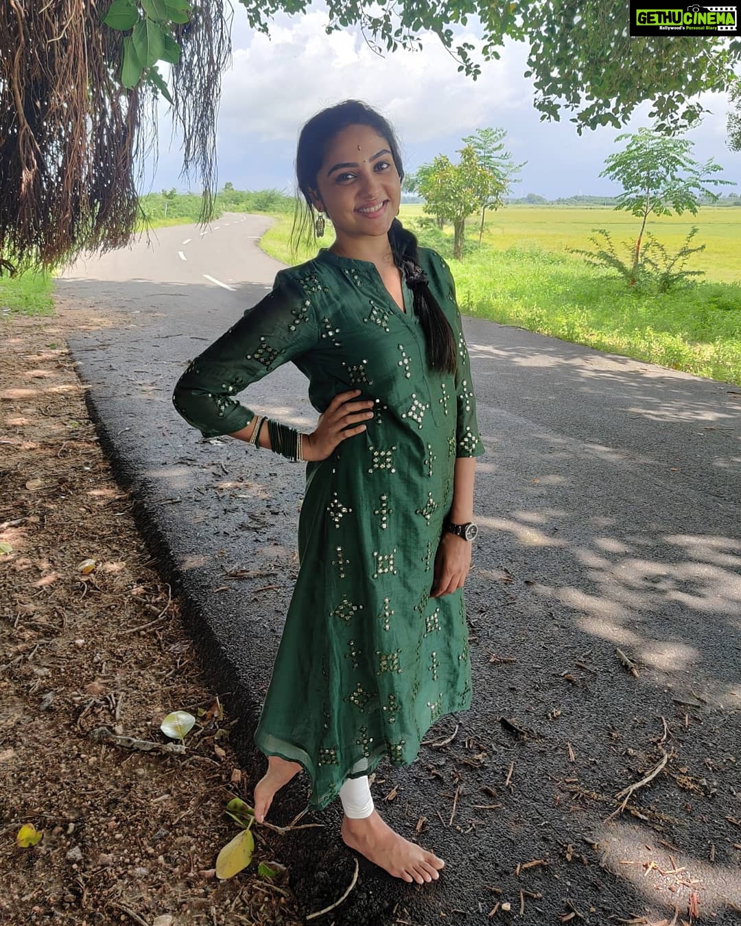Smruthi Venkat Instagram - To a new year and to new beginnings ✨ May this year be filled with happiness peace and positivity ❤️ #goodvibesonly #positivity #newyear #newbeginnings #hope