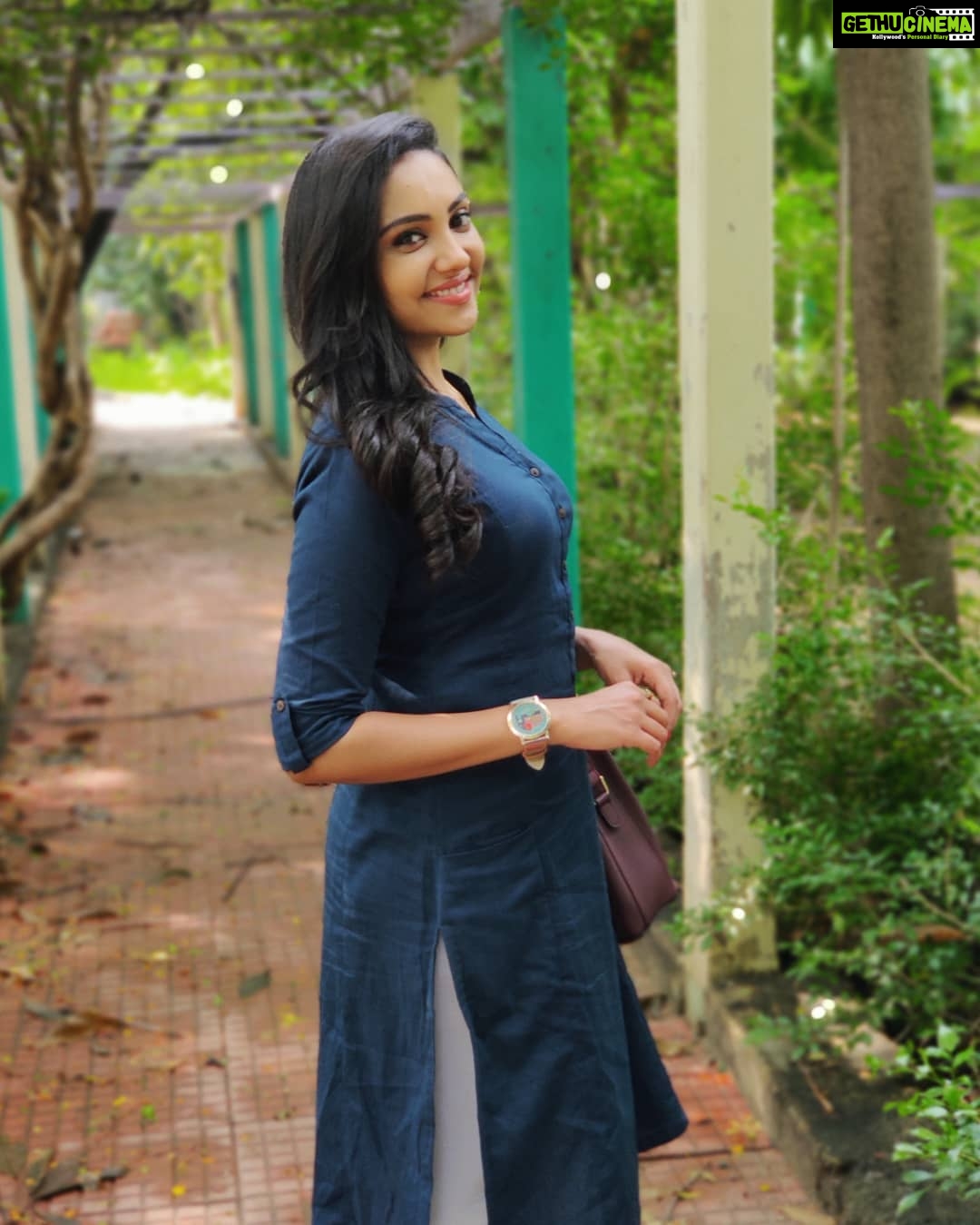 Smruthi Venkat Instagram - There's beauty in simplicity ✨
