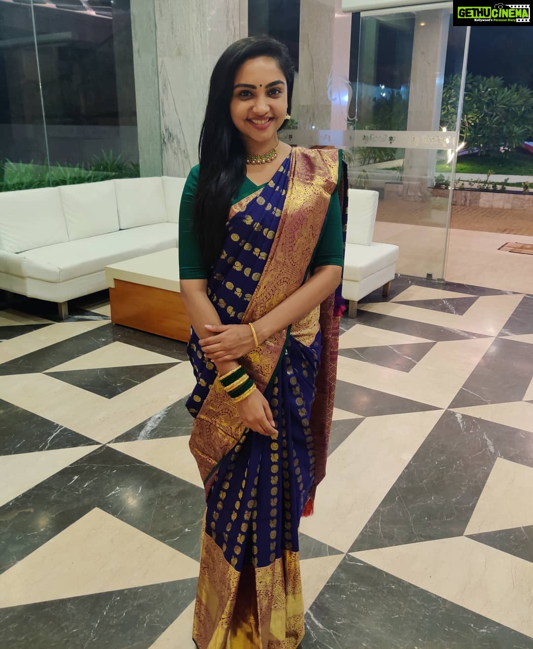 Smruthi Venkat Instagram - Saree love forever✨ #saree #dressup #weddings #sareelove #traditional #blueandgreen 💚💙