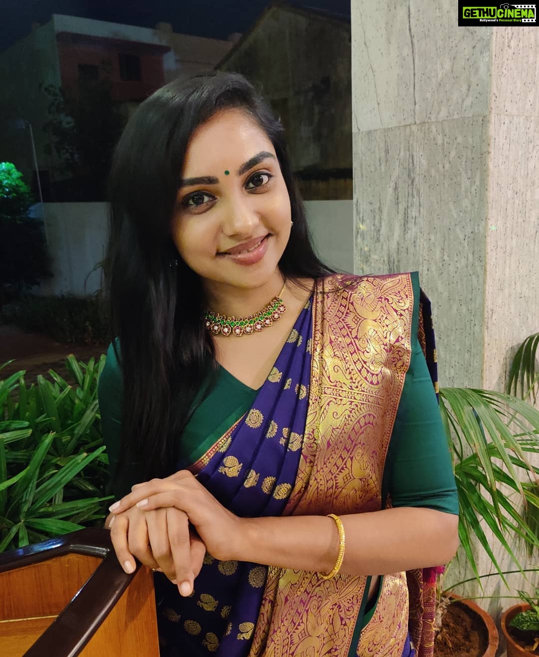 Smruthi Venkat Instagram - Saree love forever✨ #saree #dressup #weddings #sareelove #traditional #blueandgreen 💚💙