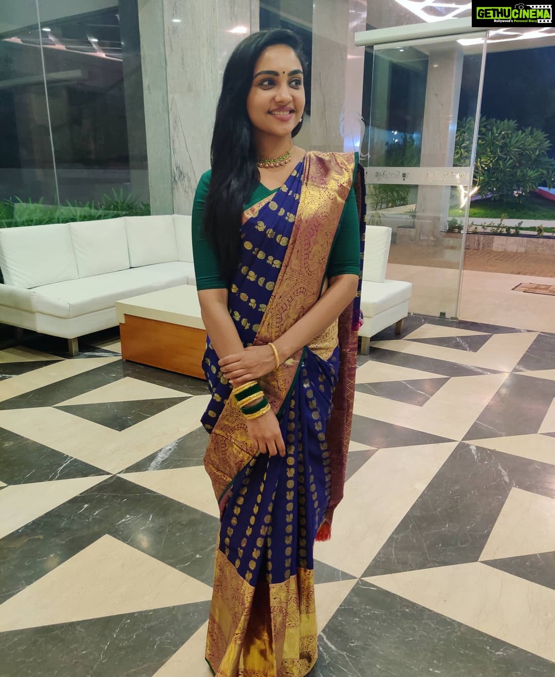 Smruthi Venkat Instagram - Saree love forever✨ #saree #dressup #weddings #sareelove #traditional #blueandgreen 💚💙