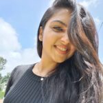 Smruthi Venkat Instagram - Love is in the air✨ #happyhigh #bluesky #nofilter #happysmile ✨ Coorg