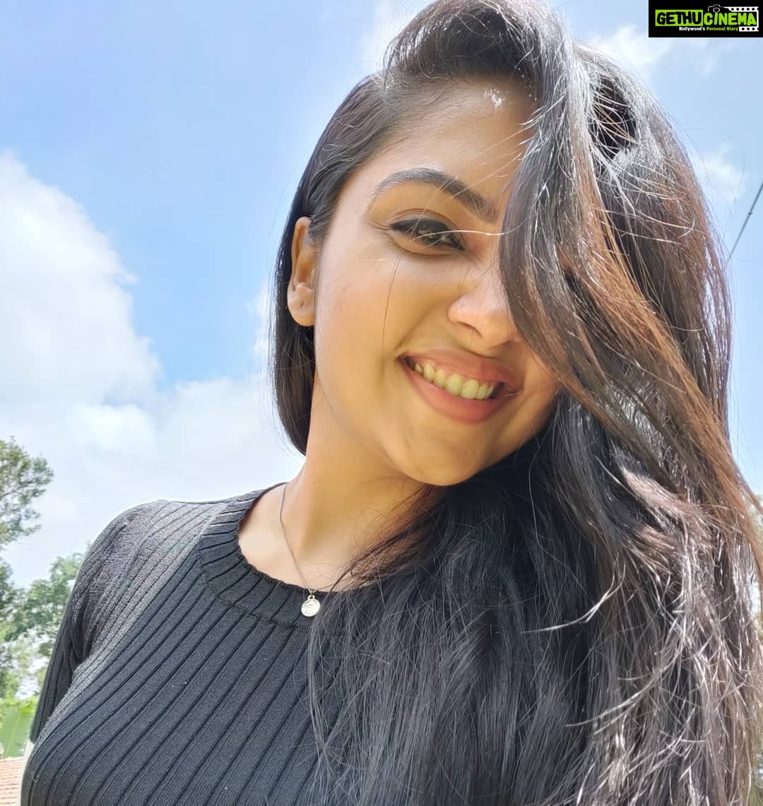 Smruthi Venkat Instagram - Love is in the air✨ #happyhigh #bluesky #nofilter #happysmile ✨ Coorg