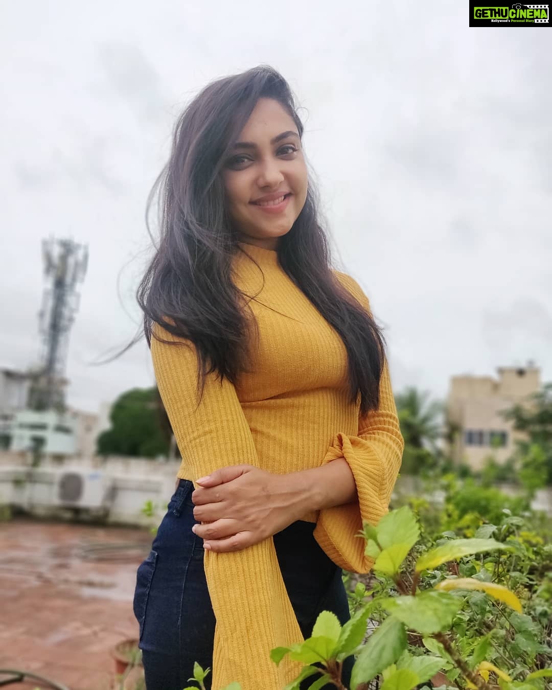 Smruthi Venkat Instagram - Having even one, small positive thought can change the rest of your day for the better. Happy Tuesday! ✨
