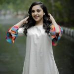 Smruthi Venkat Instagram - #candid @sathish_pro Pc @kiransaphotography H&M @chisellemakeupandhair Wardrobe @theanarkalishop